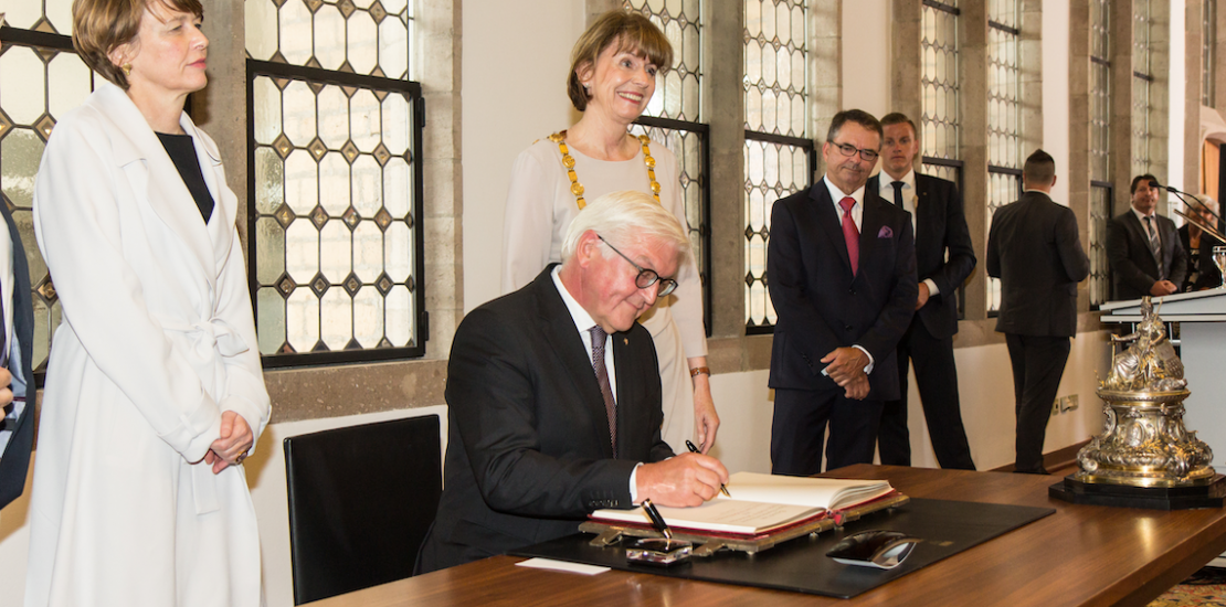 Bundespräsident Steinmeier unterschreibt ein Dokument
