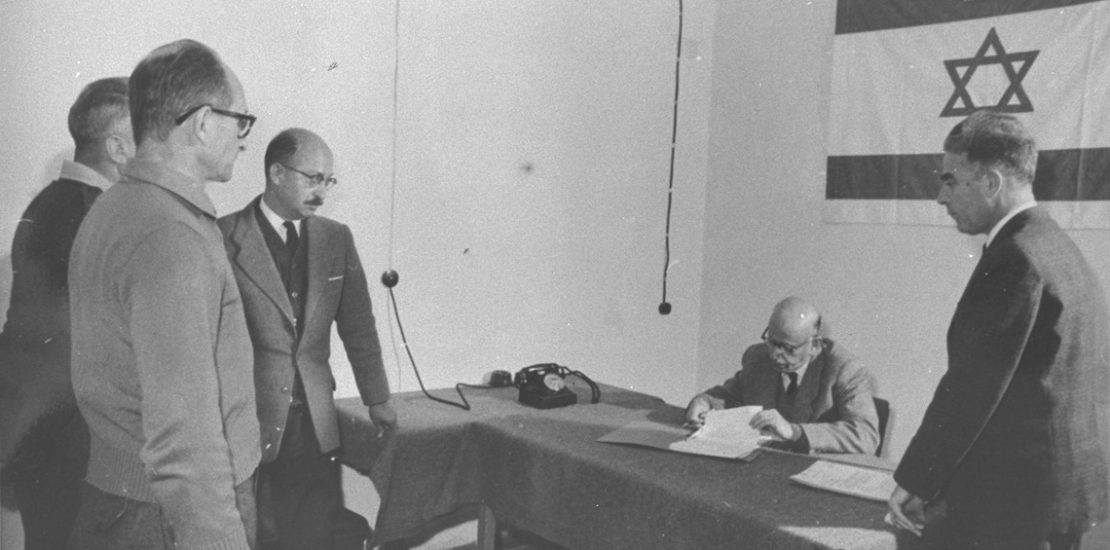 Eichmann bei einer Anhörung zur Verlängerung seiner Haft. Quelle: National Photo Collection of Israel