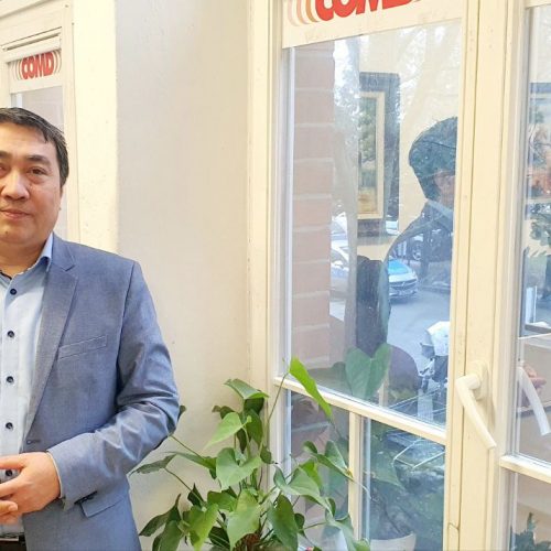 Trung Khoa Le in seinem Büro - die Polizei wartet vor der Tür (Foto: Tibor Macak)